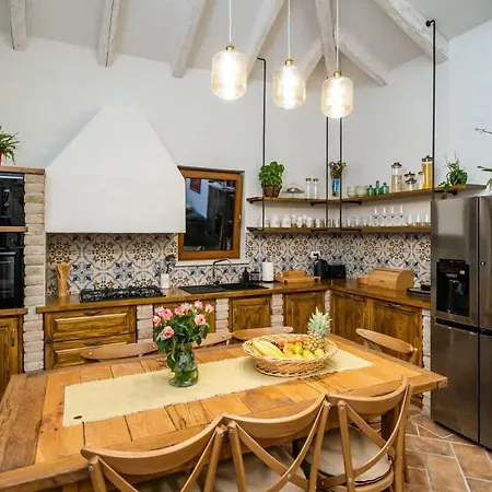 Perfect For Relaxation Located Near The Legendary Of Dubrovnik Molunat